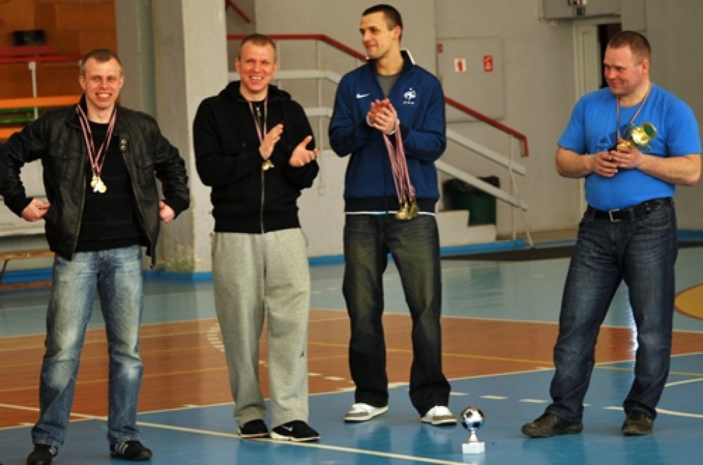 Šī gada telpu sezona futbolā atnesa negaidītu pārsteigumu – ir jauni Bauskas novada čempioni. Brunaviešus uzvarētāju godā nomainījuši rundālieši.
Turnīrs noslēdzās 15. aprīlī sporta namā «Mēmele», kad tika aizvadītas pēdējās četras...
Autors: Uldis Varnevičs