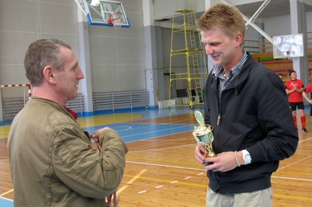 Šī gada telpu sezona futbolā atnesa negaidītu pārsteigumu – ir jauni Bauskas novada čempioni. Brunaviešus uzvarētāju godā nomainījuši rundālieši.
Turnīrs noslēdzās 15. aprīlī sporta namā «Mēmele», kad tika aizvadītas pēdējās četras...
Autors: Uldis Varnevičs