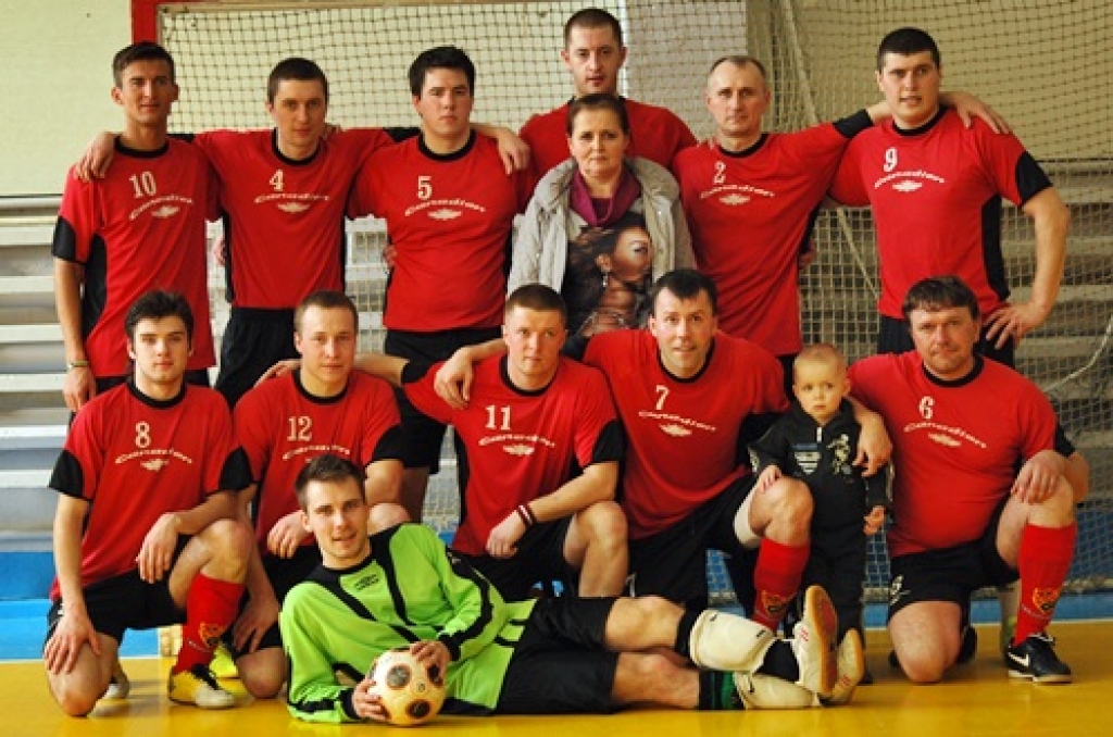 Šī gada telpu sezona futbolā atnesa negaidītu pārsteigumu – ir jauni Bauskas novada čempioni. Brunaviešus uzvarētāju godā nomainījuši rundālieši.
Turnīrs noslēdzās 15. aprīlī sporta namā «Mēmele», kad tika aizvadītas pēdējās četras...
Autors: Uldis Varnevičs