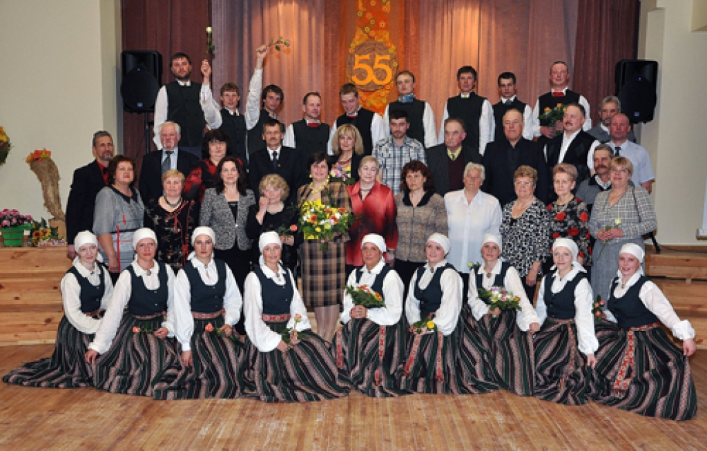 Vidējās paaudzes deju kopas «Bārbele» 55 gadu jubilejas sarīkojumā 14. aprīļa vakarā deviņi stalti pāri izdancoja 14 deju priekšnesumus. Vecumnieku novada Bārbeles pagasta tautas namā svinībās piedalījās arī bijušie kolektīva dalībnieki un...