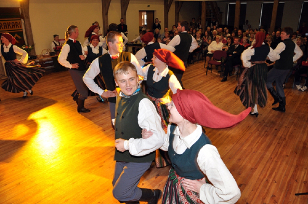 Vidējās paaudzes deju kopas «Bārbele» 55 gadu jubilejas sarīkojumā 14. aprīļa vakarā deviņi stalti pāri izdancoja 14 deju priekšnesumus. Vecumnieku novada Bārbeles pagasta tautas namā svinībās piedalījās arī bijušie kolektīva dalībnieki un...