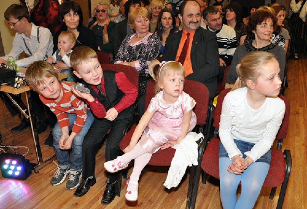 Vidējās paaudzes deju kopas «Bārbele» 55 gadu jubilejas sarīkojumā 14. aprīļa vakarā deviņi stalti pāri izdancoja 14 deju priekšnesumus. Vecumnieku novada Bārbeles pagasta tautas namā svinībās piedalījās arī bijušie kolektīva dalībnieki un...