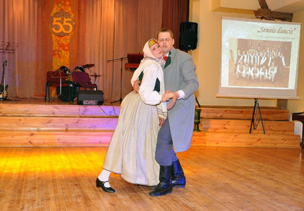 Vidējās paaudzes deju kopas «Bārbele» 55 gadu jubilejas sarīkojumā 14. aprīļa vakarā deviņi stalti pāri izdancoja 14 deju priekšnesumus. Vecumnieku novada Bārbeles pagasta tautas namā svinībās piedalījās arī bijušie kolektīva dalībnieki un...