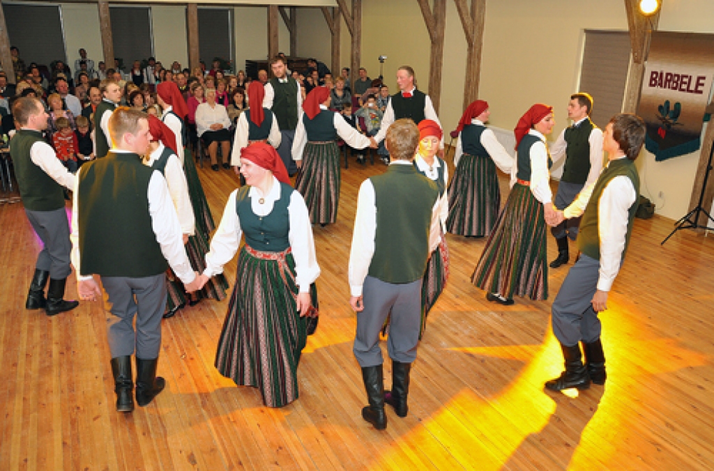 Vidējās paaudzes deju kopas «Bārbele» 55 gadu jubilejas sarīkojumā 14. aprīļa vakarā deviņi stalti pāri izdancoja 14 deju priekšnesumus. Vecumnieku novada Bārbeles pagasta tautas namā svinībās piedalījās arī bijušie kolektīva dalībnieki un...