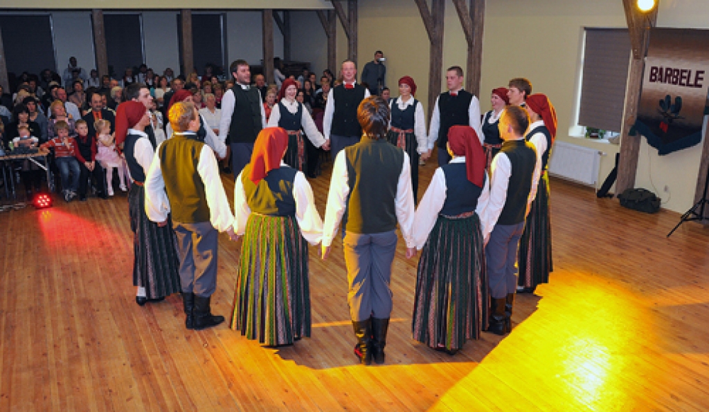Vidējās paaudzes deju kopas «Bārbele» 55 gadu jubilejas sarīkojumā 14. aprīļa vakarā deviņi stalti pāri izdancoja 14 deju priekšnesumus. Vecumnieku novada Bārbeles pagasta tautas namā svinībās piedalījās arī bijušie kolektīva dalībnieki un...