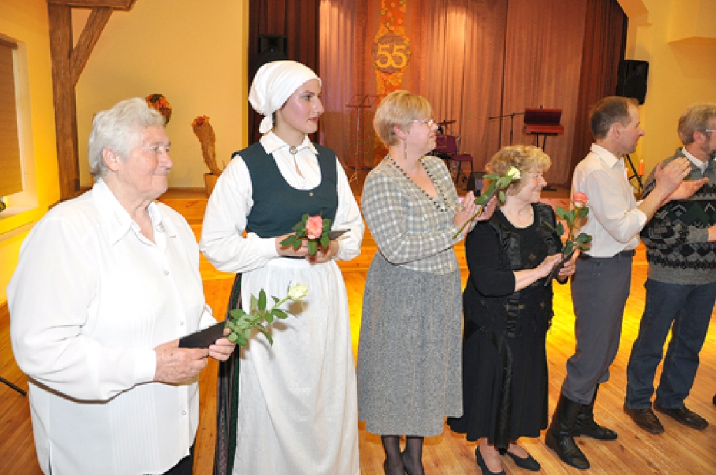 Vidējās paaudzes deju kopas «Bārbele» 55 gadu jubilejas sarīkojumā 14. aprīļa vakarā deviņi stalti pāri izdancoja 14 deju priekšnesumus. Vecumnieku novada Bārbeles pagasta tautas namā svinībās piedalījās arī bijušie kolektīva dalībnieki un...