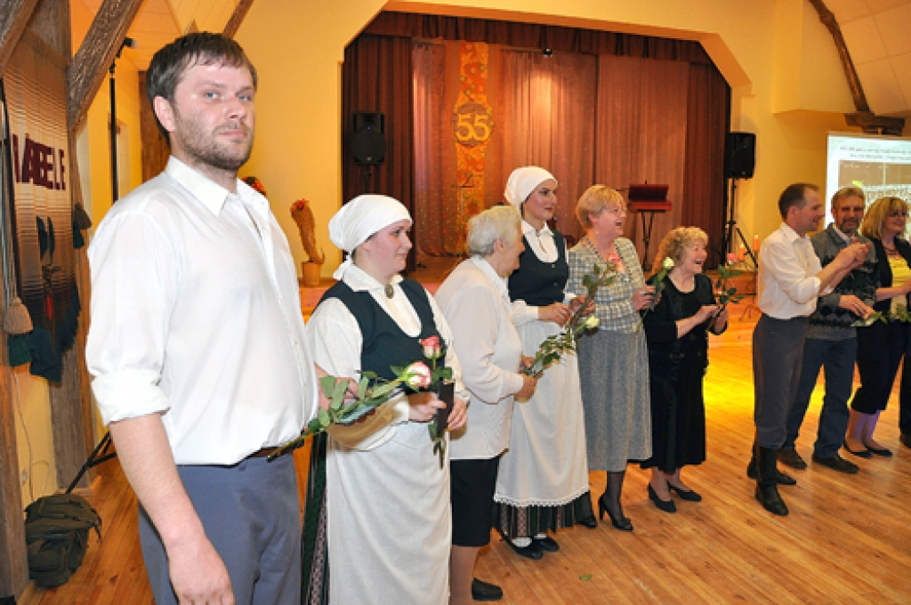 Vidējās paaudzes deju kopas «Bārbele» 55 gadu jubilejas sarīkojumā 14. aprīļa vakarā deviņi stalti pāri izdancoja 14 deju priekšnesumus. Vecumnieku novada Bārbeles pagasta tautas namā svinībās piedalījās arī bijušie kolektīva dalībnieki un...