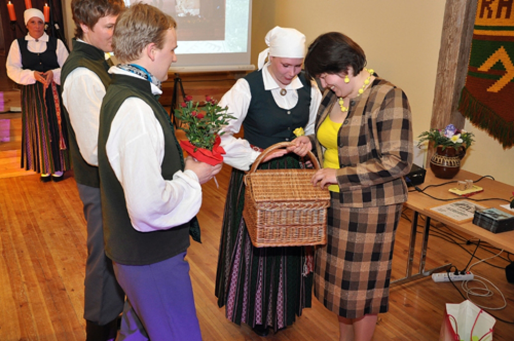 Vidējās paaudzes deju kopas «Bārbele» 55 gadu jubilejas sarīkojumā 14. aprīļa vakarā deviņi stalti pāri izdancoja 14 deju priekšnesumus. Vecumnieku novada Bārbeles pagasta tautas namā svinībās piedalījās arī bijušie kolektīva dalībnieki un...