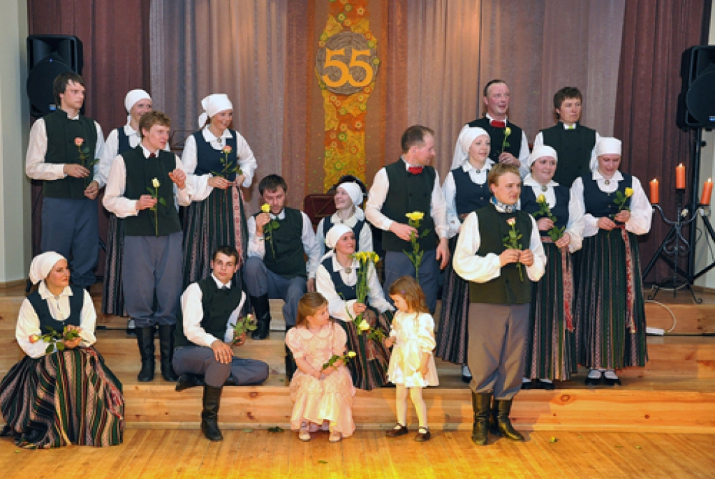 Vidējās paaudzes deju kopas «Bārbele» 55 gadu jubilejas sarīkojumā 14. aprīļa vakarā deviņi stalti pāri izdancoja 14 deju priekšnesumus. Vecumnieku novada Bārbeles pagasta tautas namā svinībās piedalījās arī bijušie kolektīva dalībnieki un...