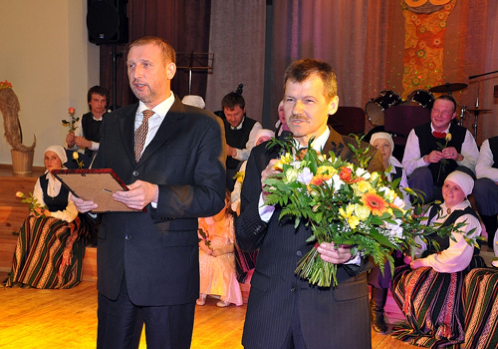 Vidējās paaudzes deju kopas «Bārbele» 55 gadu jubilejas sarīkojumā 14. aprīļa vakarā deviņi stalti pāri izdancoja 14 deju priekšnesumus. Vecumnieku novada Bārbeles pagasta tautas namā svinībās piedalījās arī bijušie kolektīva dalībnieki un...