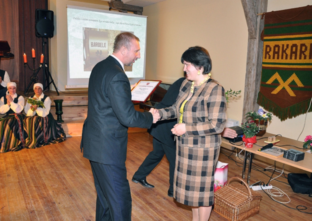 Vidējās paaudzes deju kopas «Bārbele» 55 gadu jubilejas sarīkojumā 14. aprīļa vakarā deviņi stalti pāri izdancoja 14 deju priekšnesumus. Vecumnieku novada Bārbeles pagasta tautas namā svinībās piedalījās arī bijušie kolektīva dalībnieki un...