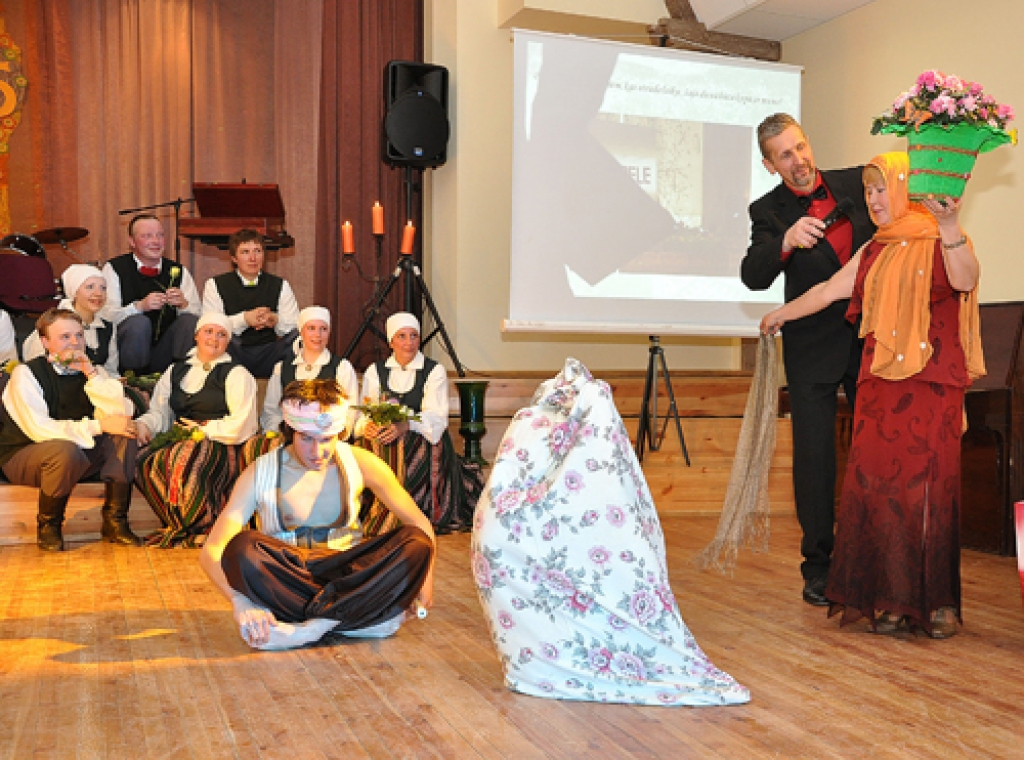 Vidējās paaudzes deju kopas «Bārbele» 55 gadu jubilejas sarīkojumā 14. aprīļa vakarā deviņi stalti pāri izdancoja 14 deju priekšnesumus. Vecumnieku novada Bārbeles pagasta tautas namā svinībās piedalījās arī bijušie kolektīva dalībnieki un...