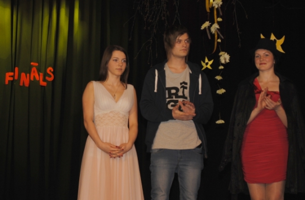 Biedrības «Iecavas Jauniešu padome» rīkotā talantu izrādīšanas sarīkojuma «Manas sirds talants» finālā uz skatuves kāpa gan dziedātājas, gan dejotāji, hiphopa cienītājs un ģitārists.
Žūrija par labāko nosauca Signiju Taraņenko – 14 gadus...
Autors: Kristaps Ābelnieks
