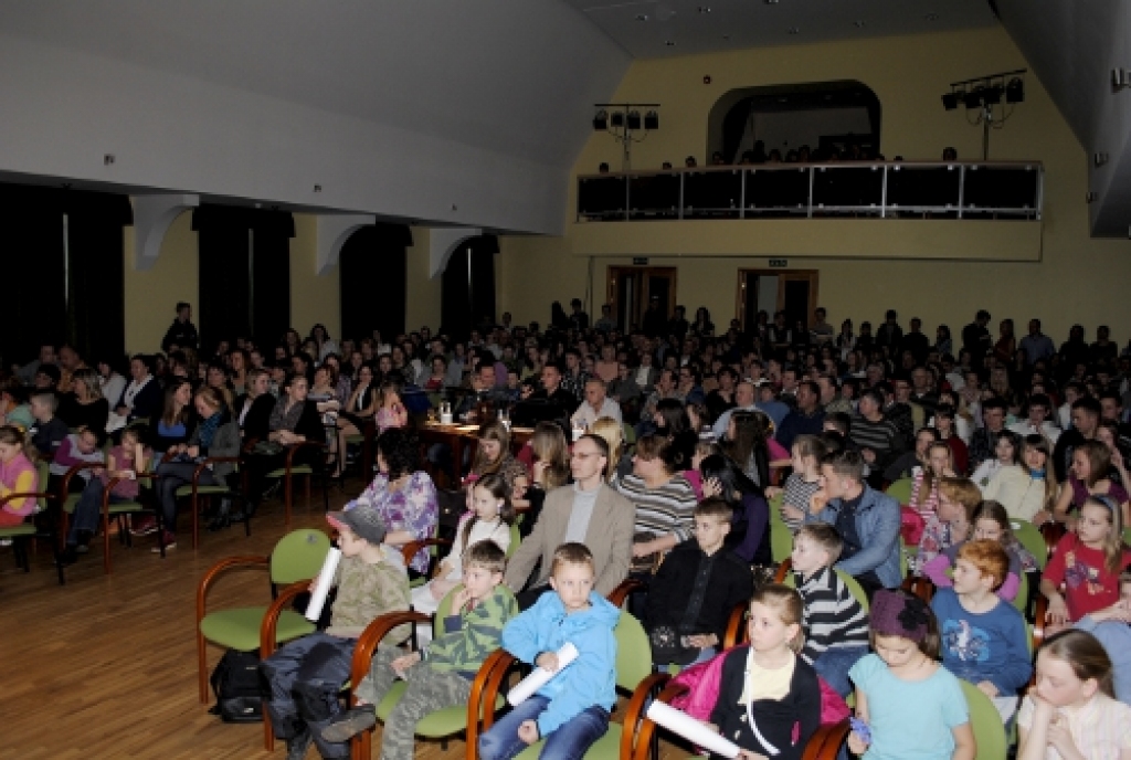Biedrības «Iecavas Jauniešu padome» rīkotā talantu izrādīšanas sarīkojuma «Manas sirds talants» finālā uz skatuves kāpa gan dziedātājas, gan dejotāji, hiphopa cienītājs un ģitārists.
Žūrija par labāko nosauca Signiju Taraņenko – 14 gadus...
Autors: Kristaps Ābelnieks