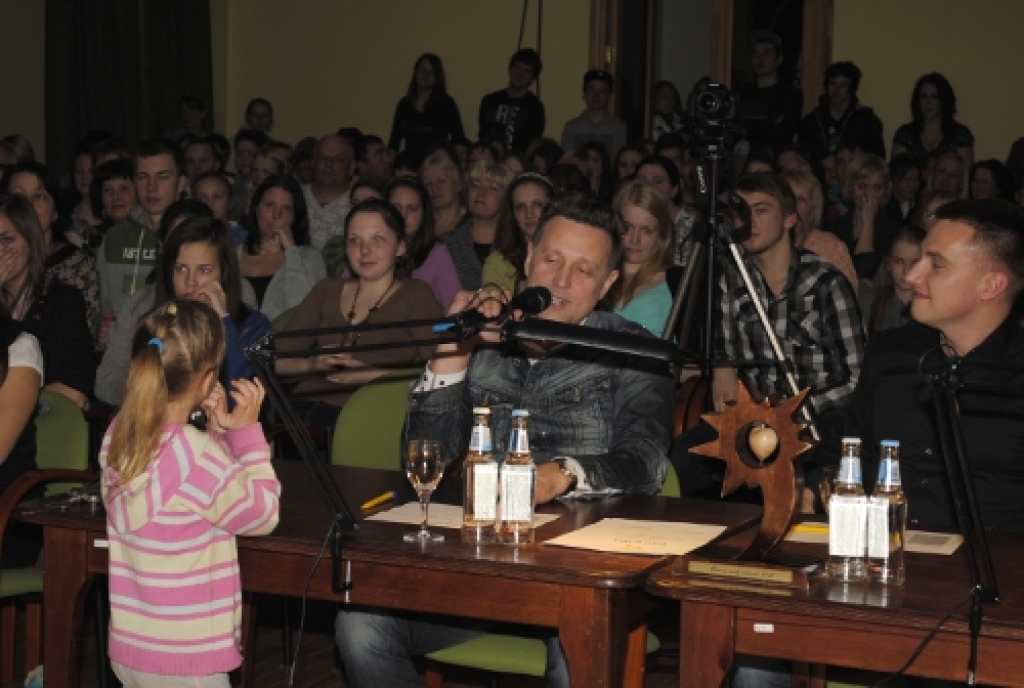 Biedrības «Iecavas Jauniešu padome» rīkotā talantu izrādīšanas sarīkojuma «Manas sirds talants» finālā uz skatuves kāpa gan dziedātājas, gan dejotāji, hiphopa cienītājs un ģitārists.
Žūrija par labāko nosauca Signiju Taraņenko – 14 gadus...
Autors: Kristaps Ābelnieks
