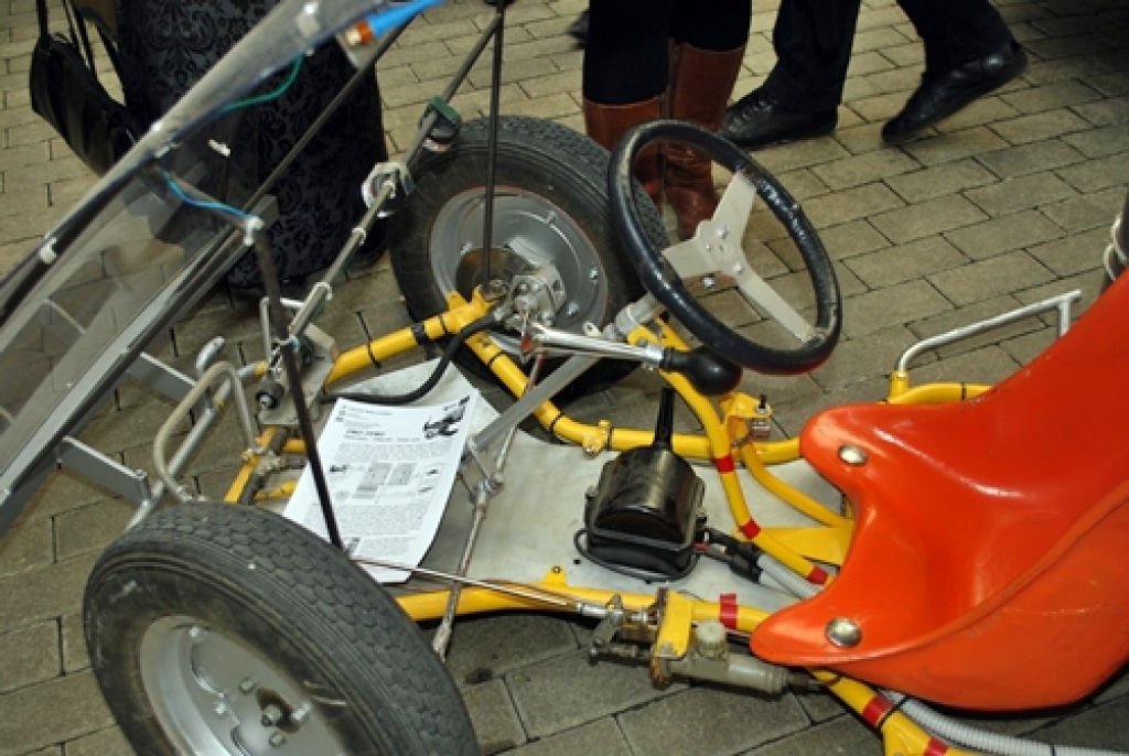 Ar elektriskajiem velosipēdiem un elektrisko, ūdeņraža un saules enerģijas auto «ŪMO-HYMO» nākotni varēja iepazīties Eiropas Savienības mājas diskusijā Rīgā.
Žurnālists Ansis Bogustovs 11. aprīlī uz diskusiju aicināja gan ekspertus, gan...
Autors: Uldis Varnevičs