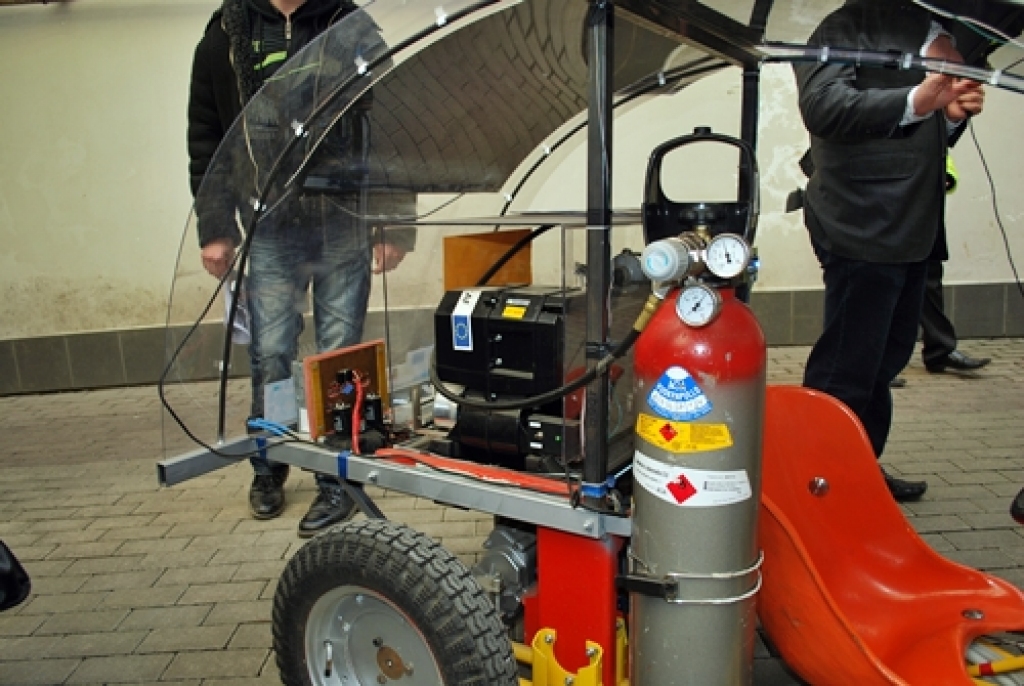 Ar elektriskajiem velosipēdiem un elektrisko, ūdeņraža un saules enerģijas auto «ŪMO-HYMO» nākotni varēja iepazīties Eiropas Savienības mājas diskusijā Rīgā.
Žurnālists Ansis Bogustovs 11. aprīlī uz diskusiju aicināja gan ekspertus, gan...
Autors: Uldis Varnevičs