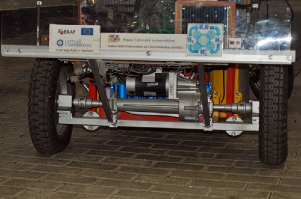 Ar elektriskajiem velosipēdiem un elektrisko, ūdeņraža un saules enerģijas auto «ŪMO-HYMO» nākotni varēja iepazīties Eiropas Savienības mājas diskusijā Rīgā.
Žurnālists Ansis Bogustovs 11. aprīlī uz diskusiju aicināja gan ekspertus, gan...
Autors: Uldis Varnevičs