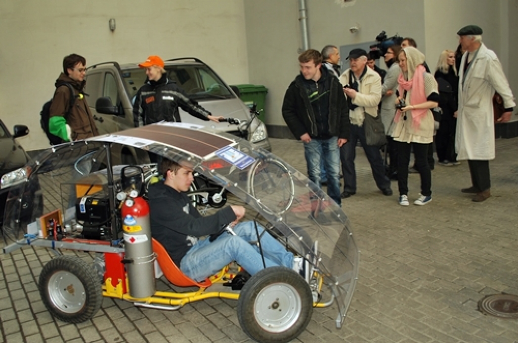 Ar elektriskajiem velosipēdiem un elektrisko, ūdeņraža un saules enerģijas auto «ŪMO-HYMO» nākotni varēja iepazīties Eiropas Savienības mājas diskusijā Rīgā.
Žurnālists Ansis Bogustovs 11. aprīlī uz diskusiju aicināja gan ekspertus, gan...
Autors: Uldis Varnevičs