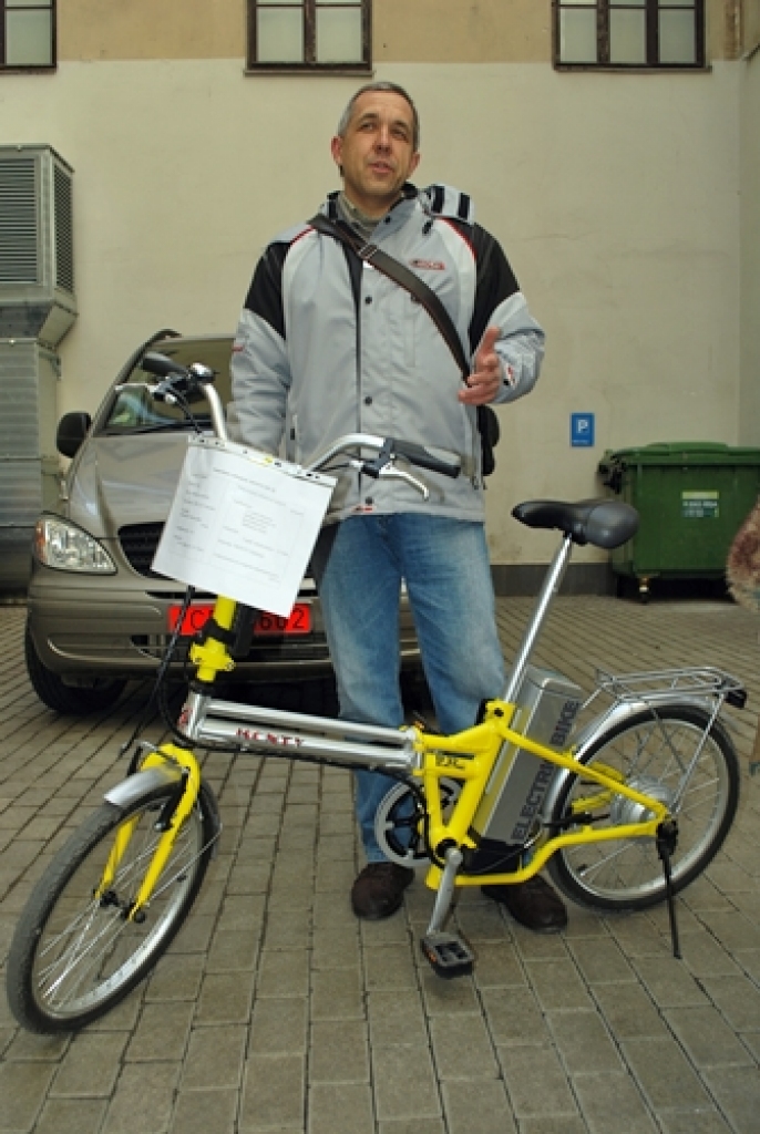 Ar elektriskajiem velosipēdiem un elektrisko, ūdeņraža un saules enerģijas auto «ŪMO-HYMO» nākotni varēja iepazīties Eiropas Savienības mājas diskusijā Rīgā.
Žurnālists Ansis Bogustovs 11. aprīlī uz diskusiju aicināja gan ekspertus, gan...
Autors: Uldis Varnevičs