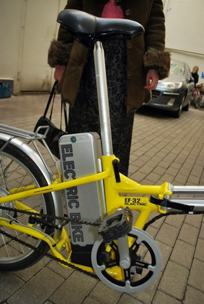 Ar elektriskajiem velosipēdiem un elektrisko, ūdeņraža un saules enerģijas auto «ŪMO-HYMO» nākotni varēja iepazīties Eiropas Savienības mājas diskusijā Rīgā.
Žurnālists Ansis Bogustovs 11. aprīlī uz diskusiju aicināja gan ekspertus, gan...
Autors: Uldis Varnevičs