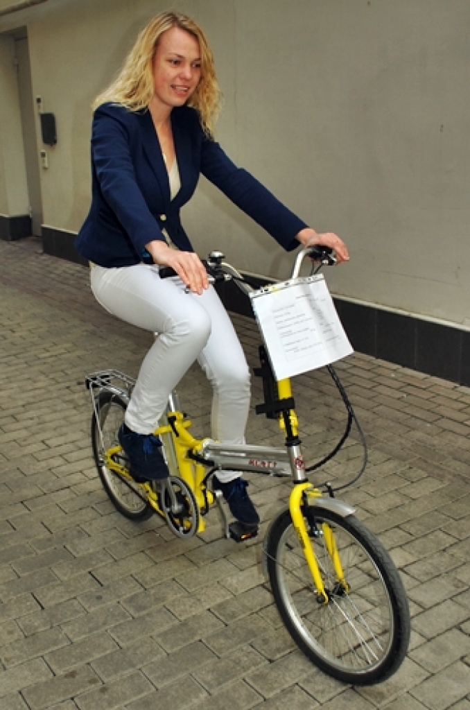 Ar elektriskajiem velosipēdiem un elektrisko, ūdeņraža un saules enerģijas auto «ŪMO-HYMO» nākotni varēja iepazīties Eiropas Savienības mājas diskusijā Rīgā.
Žurnālists Ansis Bogustovs 11. aprīlī uz diskusiju aicināja gan ekspertus, gan...
Autors: Uldis Varnevičs
