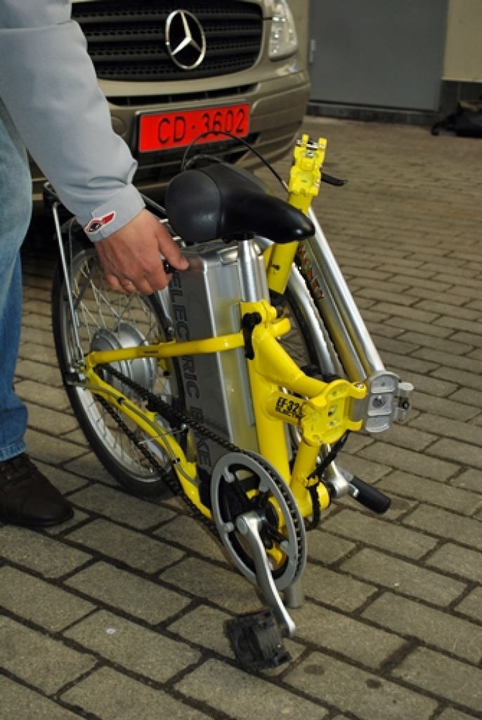 Ar elektriskajiem velosipēdiem un elektrisko, ūdeņraža un saules enerģijas auto «ŪMO-HYMO» nākotni varēja iepazīties Eiropas Savienības mājas diskusijā Rīgā.
Žurnālists Ansis Bogustovs 11. aprīlī uz diskusiju aicināja gan ekspertus, gan...
Autors: Uldis Varnevičs