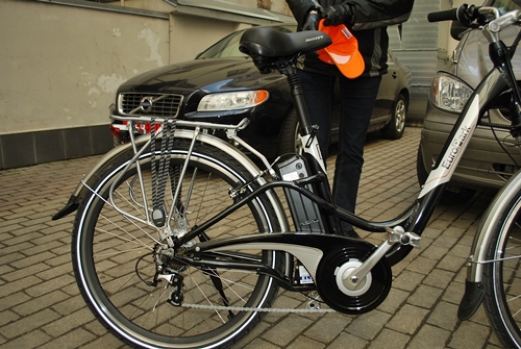 Ar elektriskajiem velosipēdiem un elektrisko, ūdeņraža un saules enerģijas auto «ŪMO-HYMO» nākotni varēja iepazīties Eiropas Savienības mājas diskusijā Rīgā.
Žurnālists Ansis Bogustovs 11. aprīlī uz diskusiju aicināja gan ekspertus, gan...
Autors: Uldis Varnevičs