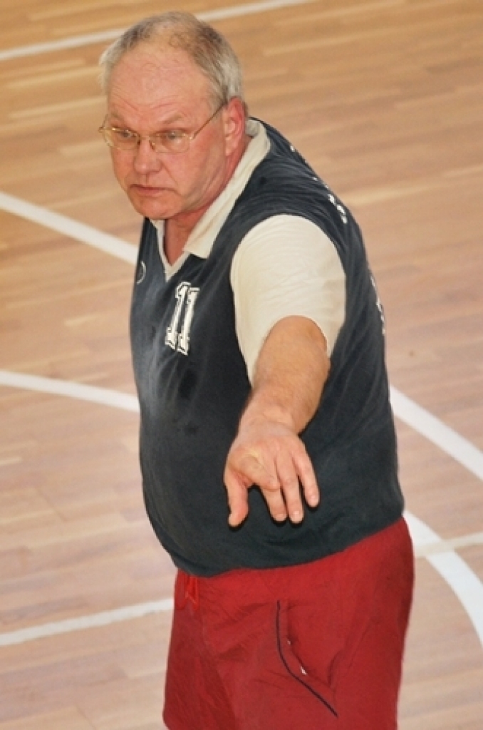 Ceraukstes pagasta Griķu pamatskolas sporta zālē pirmdien, 9. aprīlī, notika Līdumnieku Lieldienu kausa izcīņa volejbolā vīriešiem 4:4.
Sacensību organizators Boriss Muravjovs stāstīja – lai arī tā bija pirmā pēcsvētku diena, ieradās...
Autors: Uldis Varnevičs