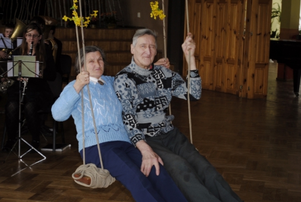 Misas tautas nama telpas 8.aprīļa pusdienas laikā ar jestriem un enerģiskiem skaņdarbiem ierībināja Skaistkalnes pūtēju orķestris. Muzicēšanas pavadījumā šūpolēs izšūpojās teju visi sanākušie ciema iedzīvotāji. Lieldienu svinētāji varēja...
Autors: Kristaps Ābelnieks