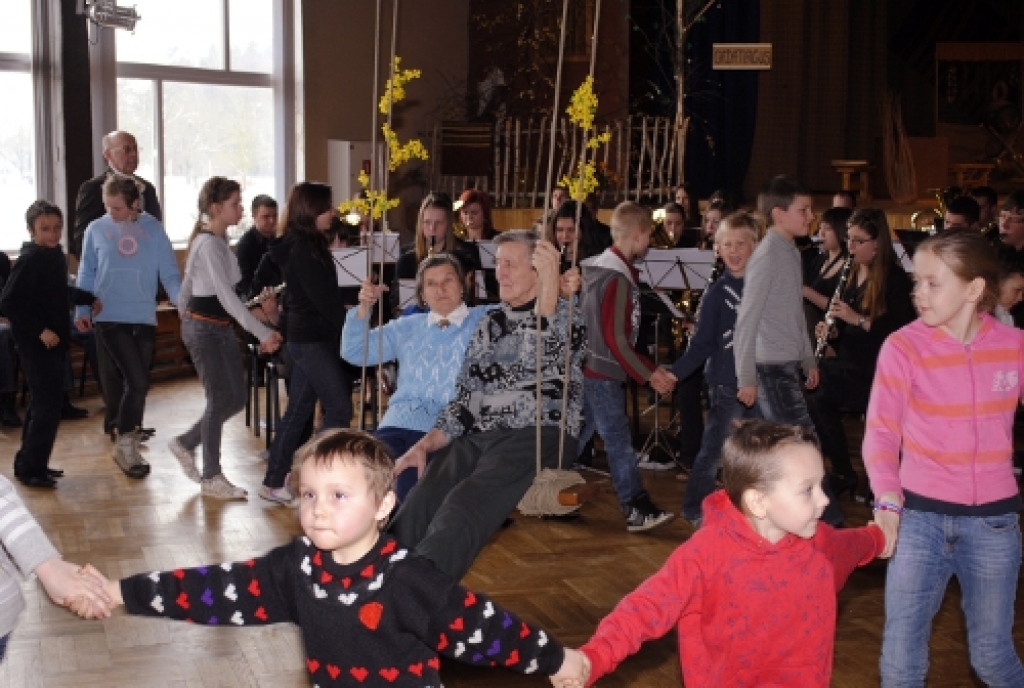 Misas tautas nama telpas 8.aprīļa pusdienas laikā ar jestriem un enerģiskiem skaņdarbiem ierībināja Skaistkalnes pūtēju orķestris. Muzicēšanas pavadījumā šūpolēs izšūpojās teju visi sanākušie ciema iedzīvotāji. Lieldienu svinētāji varēja...
Autors: Kristaps Ābelnieks