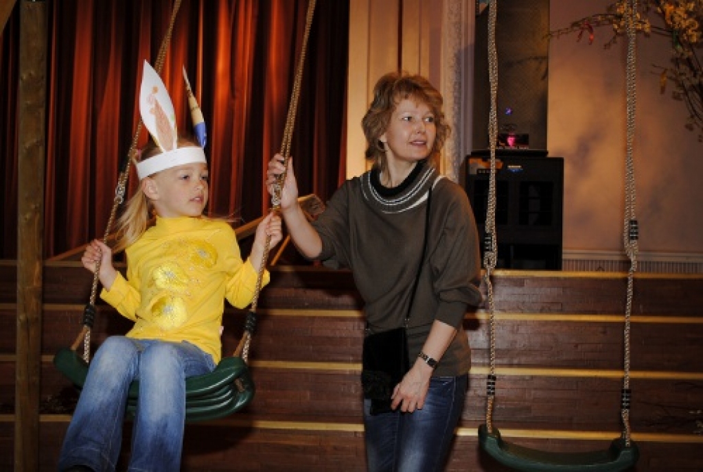 Kopā ar folkloras kopu „Trejupe” 8. aprīlī Lieldienas tika svinētas Bauskas kultūras centrā. Svinētāju priekam kultūras centra zālē bija pat izkārtas šūpoles.
Autors: Kristaps Ābelnieks
