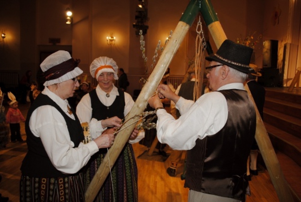 Kopā ar folkloras kopu „Trejupe” 8. aprīlī Lieldienas tika svinētas Bauskas kultūras centrā. Svinētāju priekam kultūras centra zālē bija pat izkārtas šūpoles.
Autors: Kristaps Ābelnieks