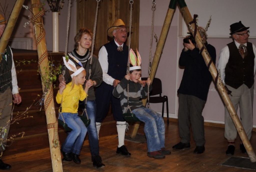 Kopā ar folkloras kopu „Trejupe” 8. aprīlī Lieldienas tika svinētas Bauskas kultūras centrā. Svinētāju priekam kultūras centra zālē bija pat izkārtas šūpoles.
Autors: Kristaps Ābelnieks