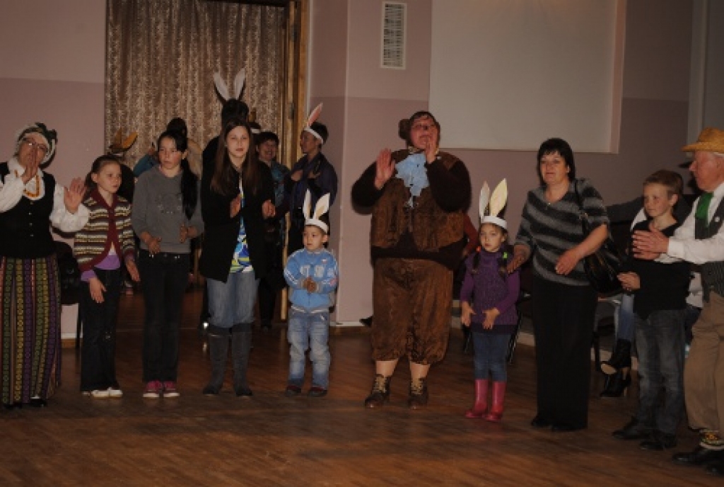 Kopā ar folkloras kopu „Trejupe” 8. aprīlī Lieldienas tika svinētas Bauskas kultūras centrā. Svinētāju priekam kultūras centra zālē bija pat izkārtas šūpoles.
Autors: Kristaps Ābelnieks