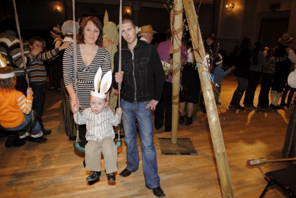 Kopā ar folkloras kopu „Trejupe” 8. aprīlī Lieldienas tika svinētas Bauskas kultūras centrā. Svinētāju priekam kultūras centra zālē bija pat izkārtas šūpoles.
Autors: Kristaps Ābelnieks