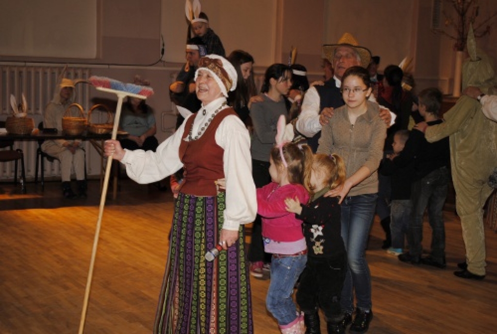 Kopā ar folkloras kopu „Trejupe” 8. aprīlī Lieldienas tika svinētas Bauskas kultūras centrā. Svinētāju priekam kultūras centra zālē bija pat izkārtas šūpoles.
Autors: Kristaps Ābelnieks