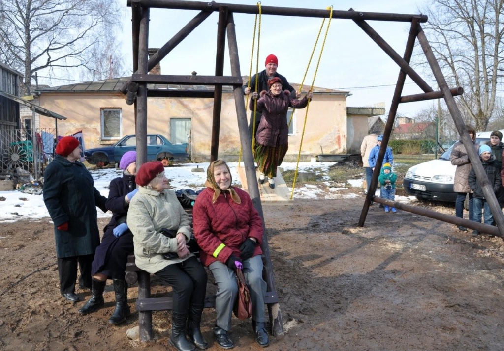 7.aprīlī, vēl saulainā laikā, Vecumnieku tirgus bija rosības pilns. Tur bija ne tikai tirgošanās, bet arī dejas, dziesmas, olu krāsošana.