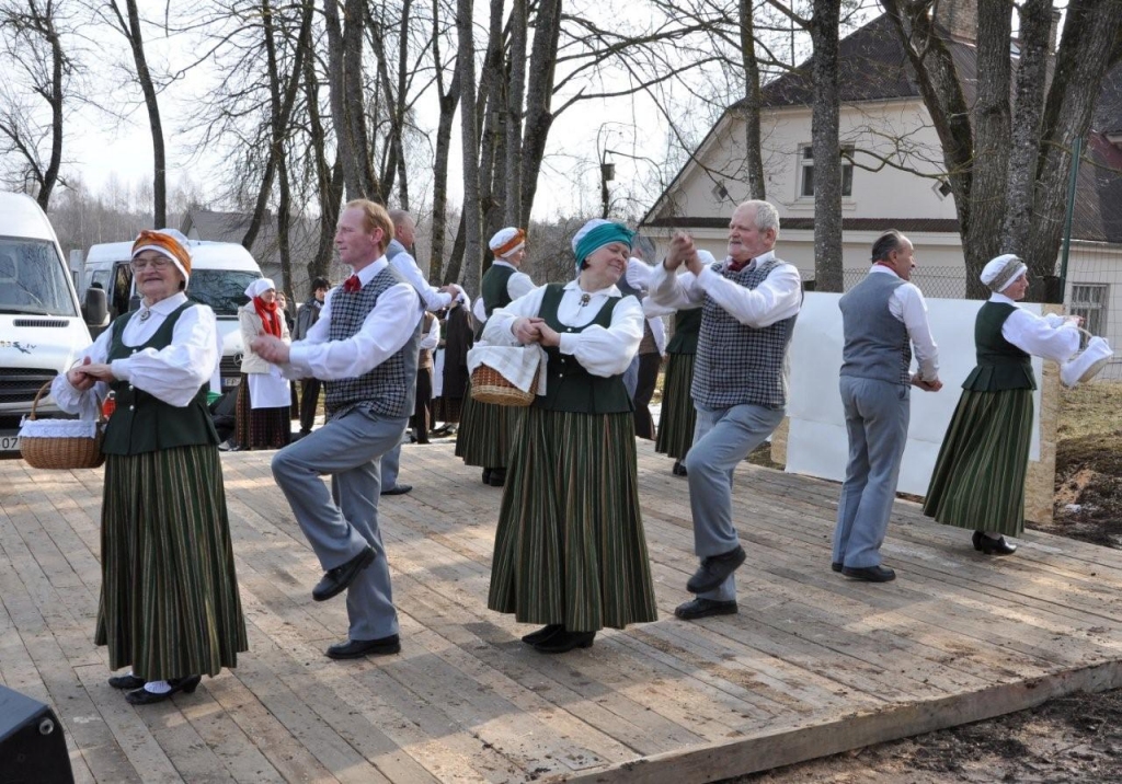 7.aprīlī, vēl saulainā laikā, Vecumnieku tirgus bija rosības pilns. Tur bija ne tikai tirgošanās, bet arī dejas, dziesmas, olu krāsošana.