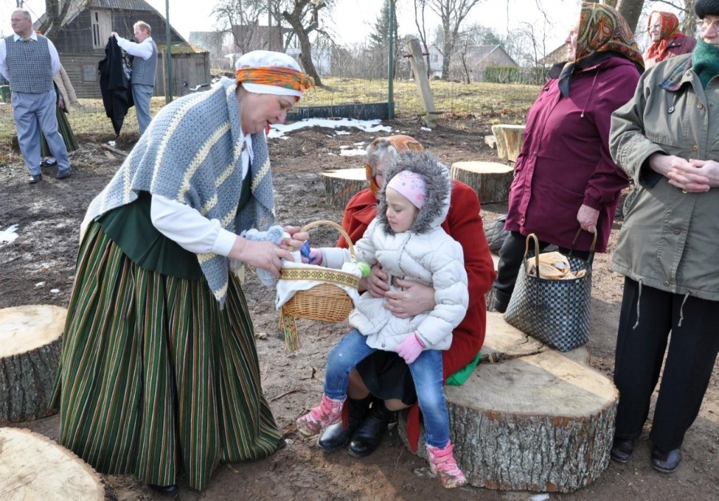 7.aprīlī, vēl saulainā laikā, Vecumnieku tirgus bija rosības pilns. Tur bija ne tikai tirgošanās, bet arī dejas, dziesmas, olu krāsošana.
