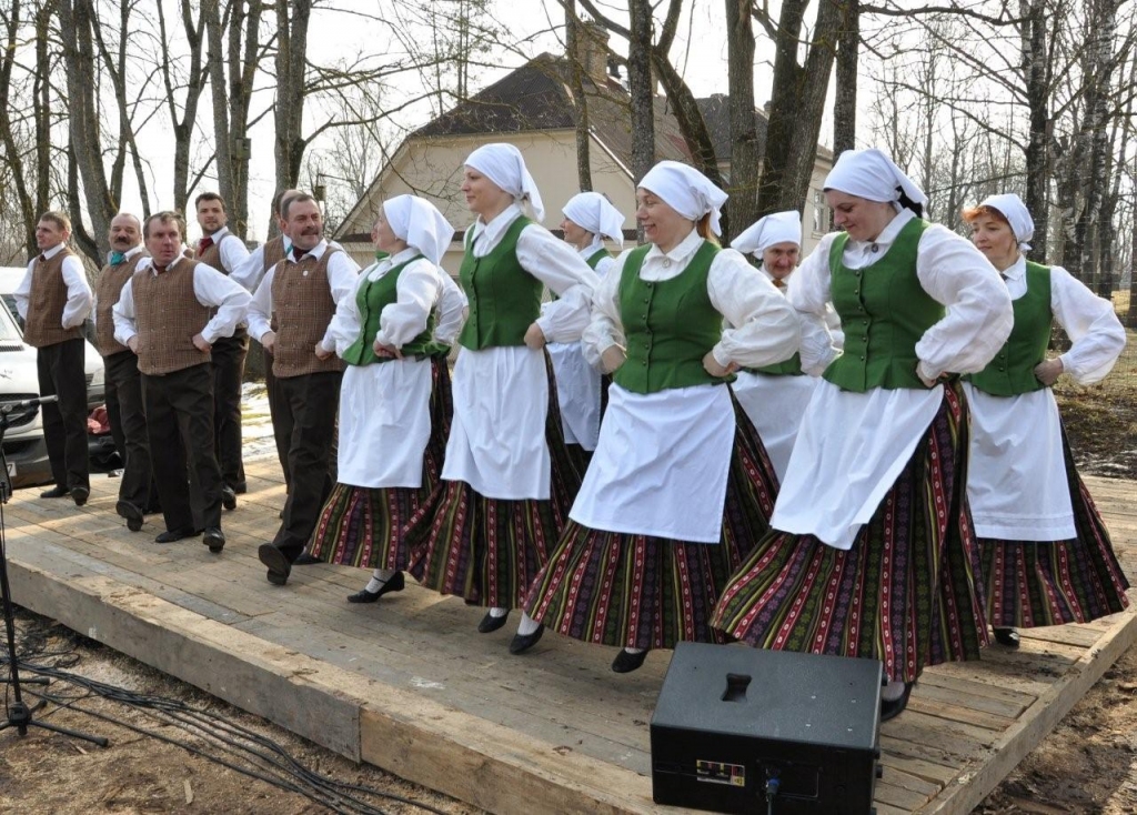 7.aprīlī, vēl saulainā laikā, Vecumnieku tirgus bija rosības pilns. Tur bija ne tikai tirgošanās, bet arī dejas, dziesmas, olu krāsošana.