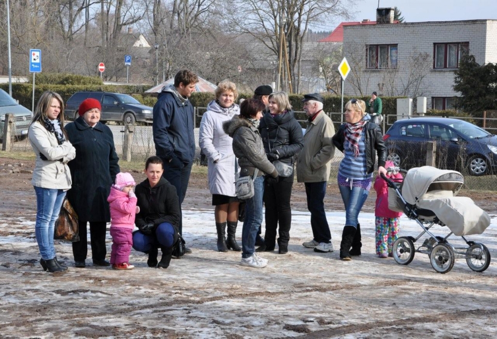 7.aprīlī, vēl saulainā laikā, Vecumnieku tirgus bija rosības pilns. Tur bija ne tikai tirgošanās, bet arī dejas, dziesmas, olu krāsošana.