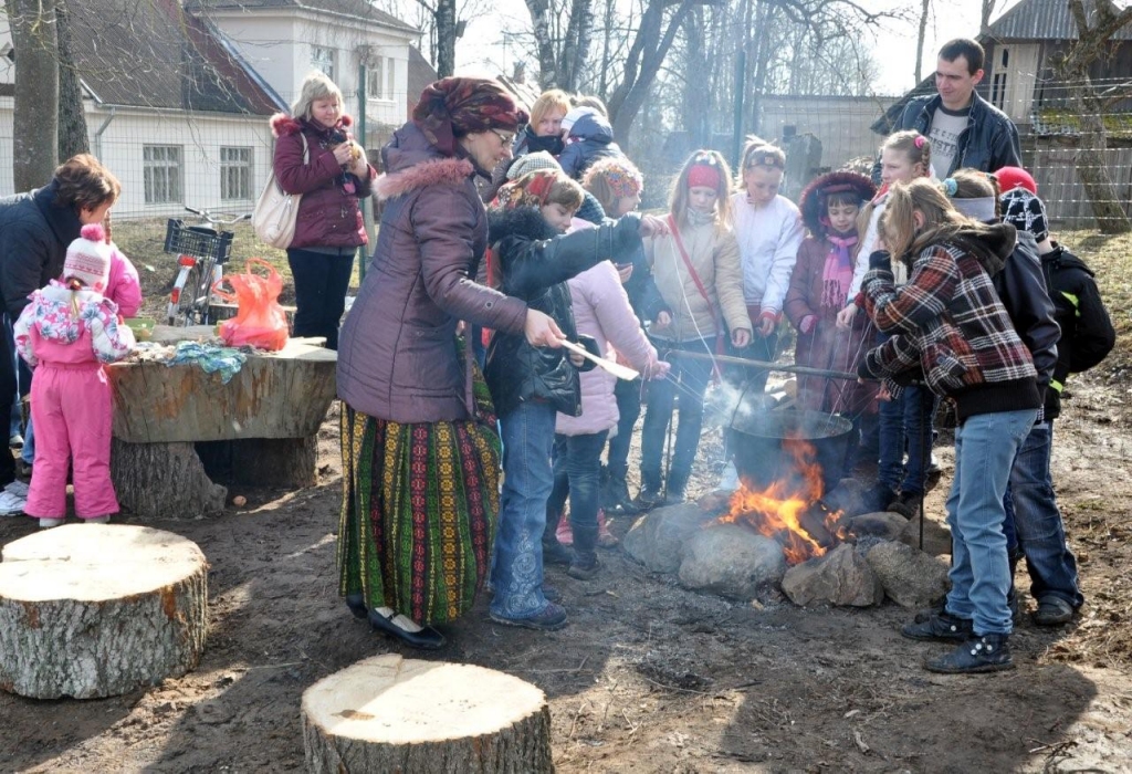7.aprīlī, vēl saulainā laikā, Vecumnieku tirgus bija rosības pilns. Tur bija ne tikai tirgošanās, bet arī dejas, dziesmas, olu krāsošana.