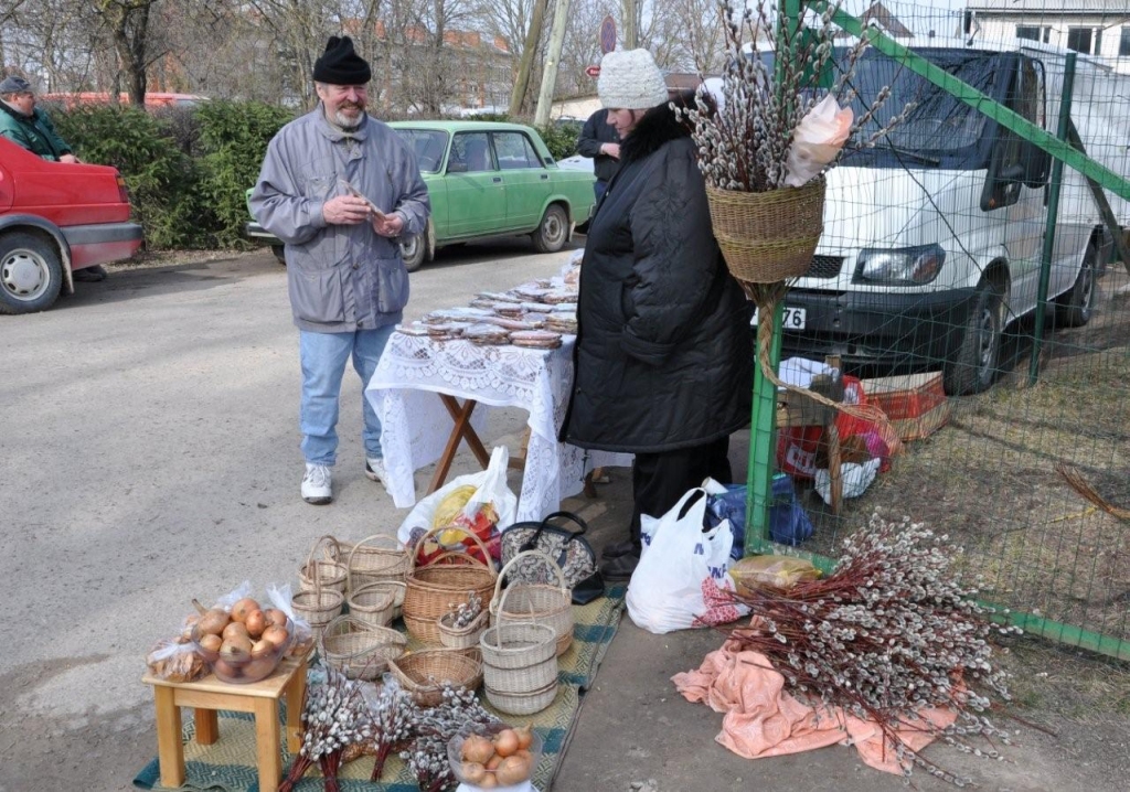 7.aprīlī, vēl saulainā laikā, Vecumnieku tirgus bija rosības pilns. Tur bija ne tikai tirgošanās, bet arī dejas, dziesmas, olu krāsošana.