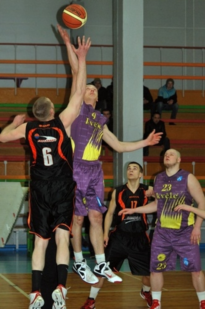 Latvijas Basketbola līgas 3. divīzijas trešajā un izšķirīgajā ceturtdaļfināla spēlē
Bauskas «Kvēle/sporta centrs «Mēmele»» basketbola komanda mājās uzņēma «Saulkrastu»
basketbolistus. Baušķenieki svinēja uzvaru ar rezultātu...
Autors: Uldis Varnevičs
