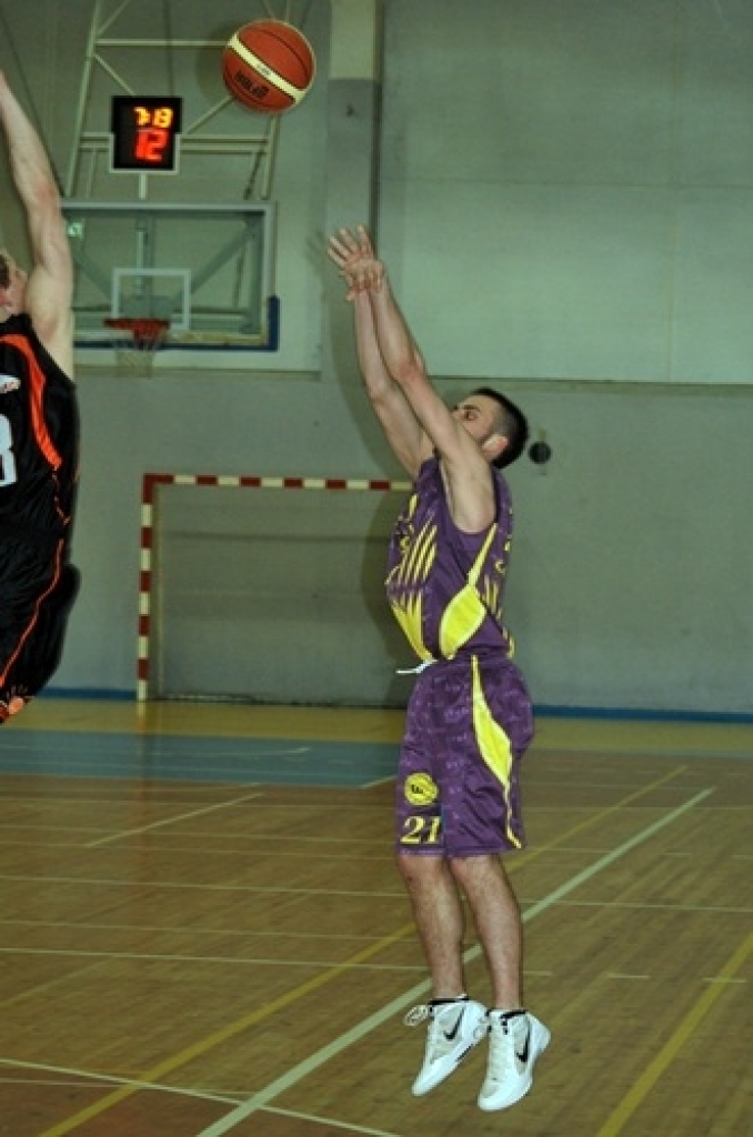 Latvijas Basketbola līgas 3. divīzijas trešajā un izšķirīgajā ceturtdaļfināla spēlē
Bauskas «Kvēle/sporta centrs «Mēmele»» basketbola komanda mājās uzņēma «Saulkrastu»
basketbolistus. Baušķenieki svinēja uzvaru ar rezultātu...
Autors: Uldis Varnevičs