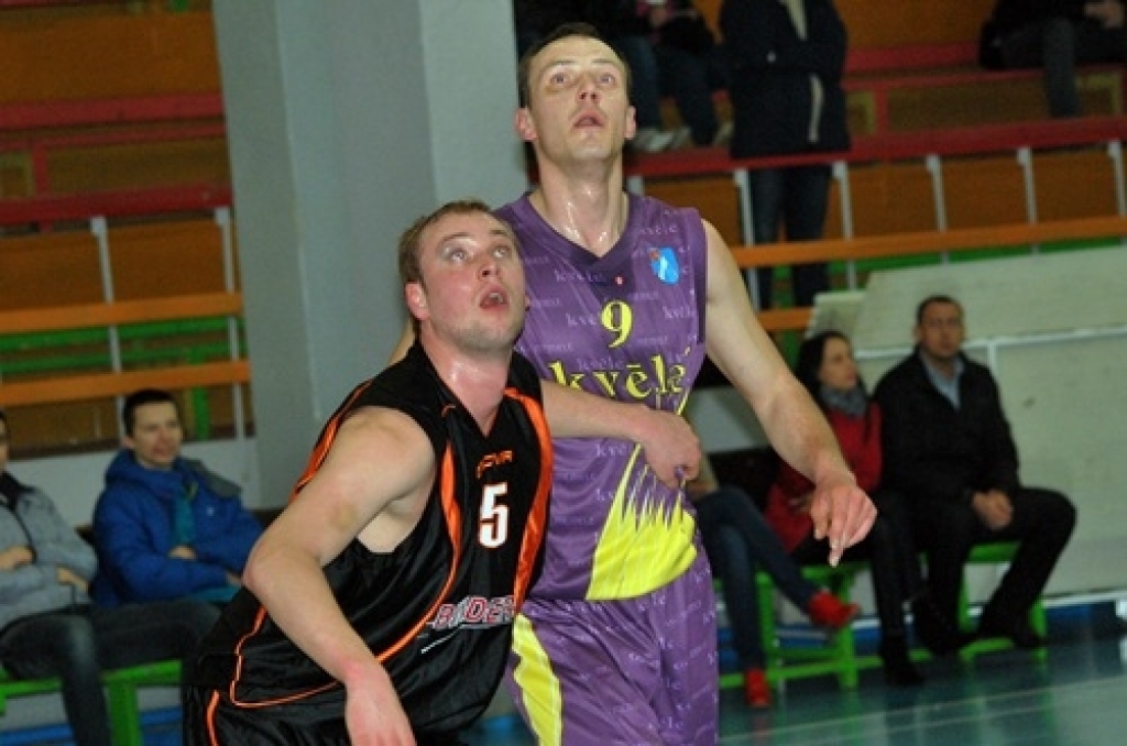 Latvijas Basketbola līgas 3. divīzijas trešajā un izšķirīgajā ceturtdaļfināla spēlē
Bauskas «Kvēle/sporta centrs «Mēmele»» basketbola komanda mājās uzņēma «Saulkrastu»
basketbolistus. Baušķenieki svinēja uzvaru ar rezultātu...
Autors: Uldis Varnevičs