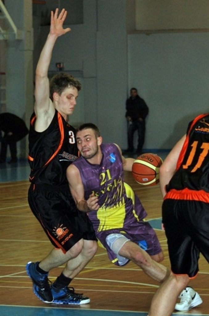 Latvijas Basketbola līgas 3. divīzijas trešajā un izšķirīgajā ceturtdaļfināla spēlē
Bauskas «Kvēle/sporta centrs «Mēmele»» basketbola komanda mājās uzņēma «Saulkrastu»
basketbolistus. Baušķenieki svinēja uzvaru ar rezultātu...
Autors: Uldis Varnevičs