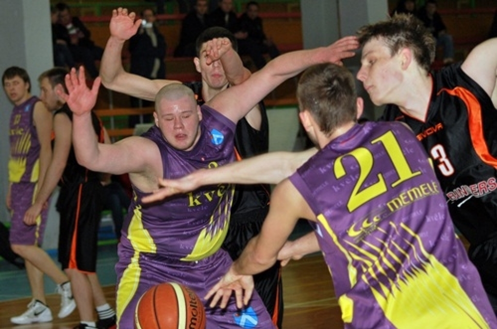 Latvijas Basketbola līgas 3. divīzijas trešajā un izšķirīgajā ceturtdaļfināla spēlē
Bauskas «Kvēle/sporta centrs «Mēmele»» basketbola komanda mājās uzņēma «Saulkrastu»
basketbolistus. Baušķenieki svinēja uzvaru ar rezultātu...
Autors: Uldis Varnevičs