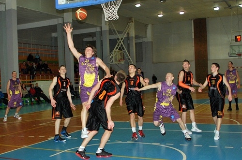 Latvijas Basketbola līgas 3. divīzijas trešajā un izšķirīgajā ceturtdaļfināla spēlē
Bauskas «Kvēle/sporta centrs «Mēmele»» basketbola komanda mājās uzņēma «Saulkrastu»
basketbolistus. Baušķenieki svinēja uzvaru ar rezultātu...
Autors: Uldis Varnevičs